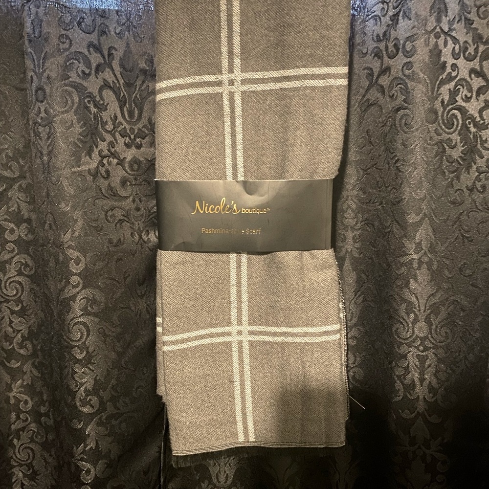 🩶NWT Gray Plaid Scarf🩶